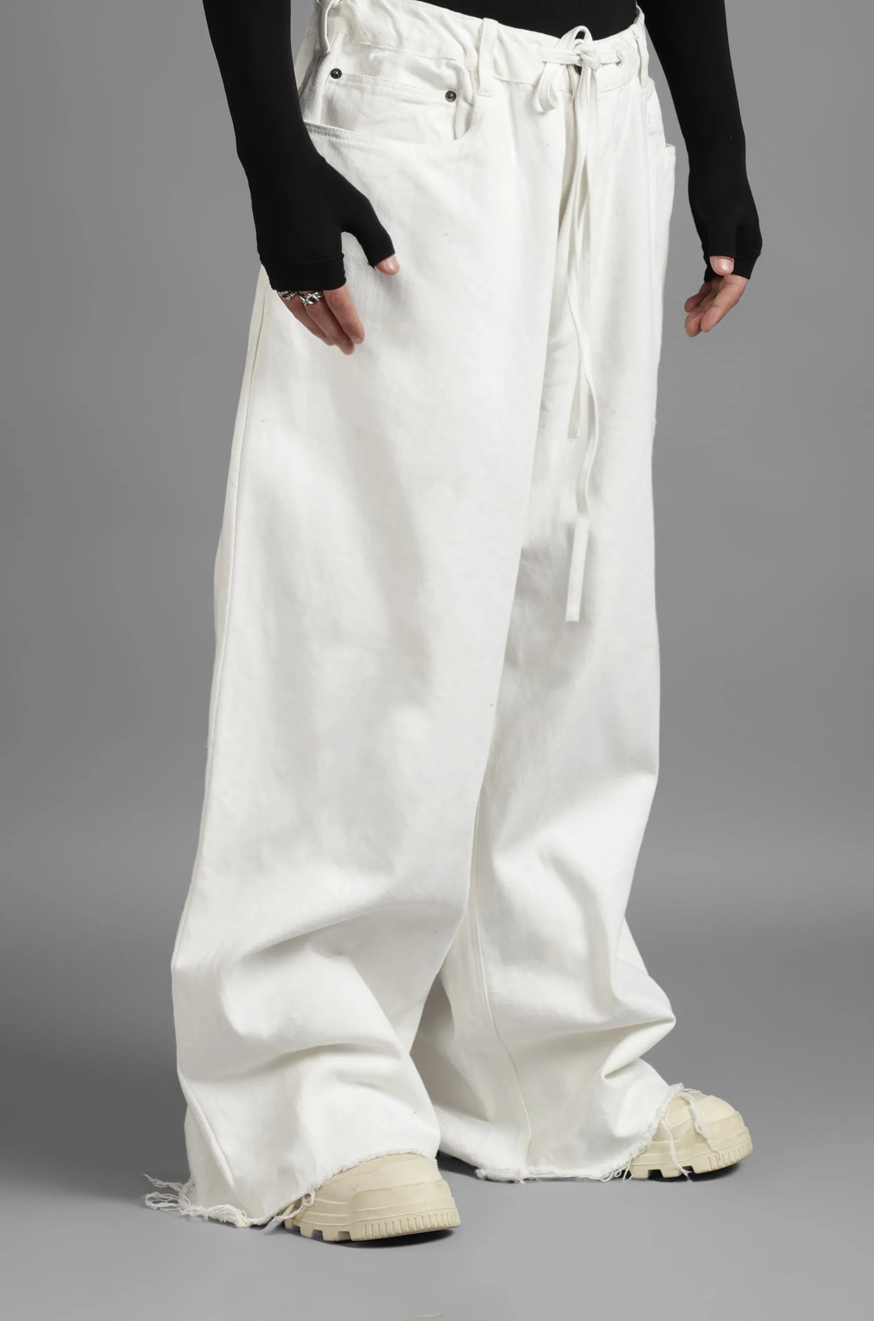 SuperHUEMN Wide-legged Jeans (White)